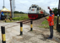 Petugas penjaga di salah satu perlintasan sebidang kereta api. Foto : Dok. KAI