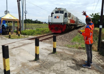 Petugas penjaga di salah satu perlintasan sebidang kereta api. Foto : Dok. KAI