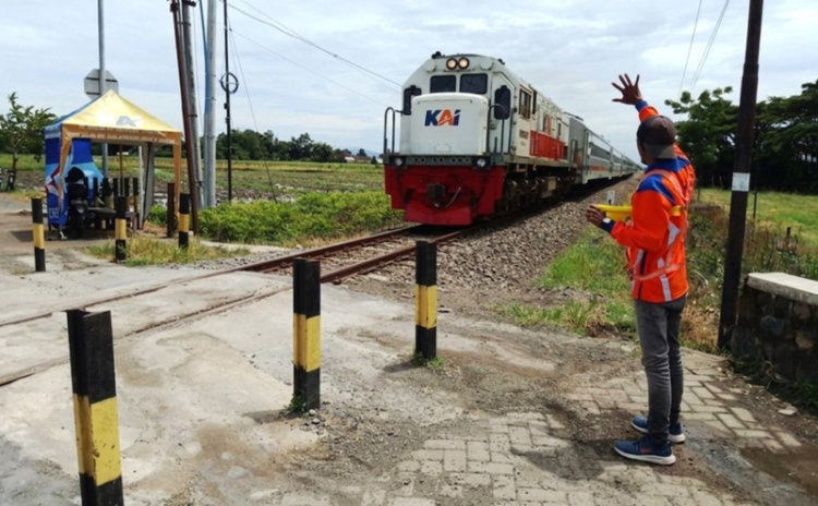 Petugas penjaga di salah satu perlintasan sebidang kereta api. Foto : Dok. KAI