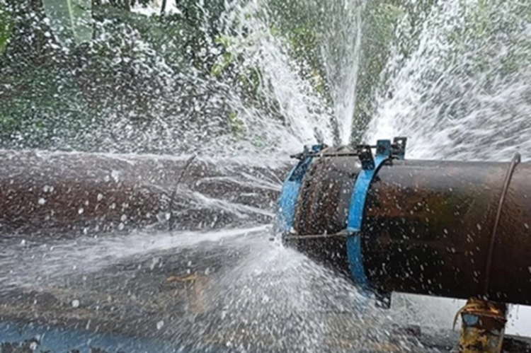 Ilustrasi - Pipa PDAM Tirta Kajen mengalami kerusakan usai diterjang longsor.