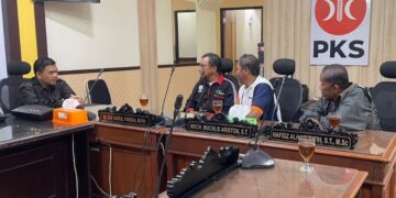 Sekretaris Fraksi PKS DPRD Jateng Siap Tindak Lanjuti Aspirasi Petani Jamur Semarang 10 Sekretaris Fraksi PKS DPRD Jateng Sururul Fuad saat menerima audiensi dari Asosiasi Petani Jamur Kota Semarang di kantor Fraksi PKS, Rabu, 16 April 2026. (Dok. Pribadi/Lingkarjateng.id)