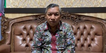 Kepala DKK Rembang, dr. Ali Sofii saat diwawancara di kantornya, Selasa, 7 April 2026. (Vicky Rio/Lingkarjateng.id)