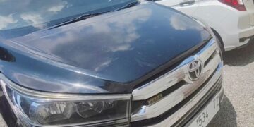 Penampakan mobil yang diduga milik pelaku pencurian traktor lintas provinsi diamankan di Mapolres Rembang, Selasa, 14 April 2026. (Vicky Rio/Lingkarjateng.id)