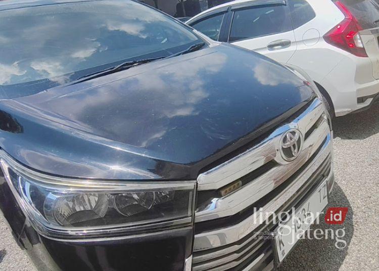 Geger Penemuan Mobil Misterius di Rembang, Diduga Milik Pelaku Pencurian Traktor 25 Penampakan mobil yang diduga milik pelaku pencurian traktor lintas provinsi diamankan di Mapolres Rembang, Selasa, 14 April 2026. (Vicky Rio/Lingkarjateng.id)