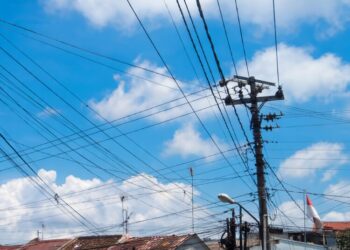 Salatiga Darurat Kabel Semrawut, DPRD Desak Penanganan Serius 31 Puluhan kabel jaringan internet terlihat malang melintang di kawasan Jalan Jenderal Sudirman, Kota Salatiga, Rabu, 8 April 2026. (Angga Rosa/Lingkarjateng.id)