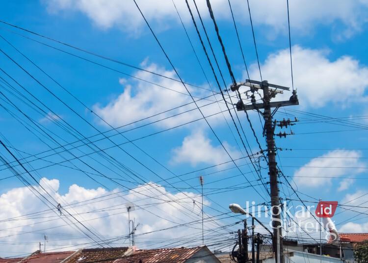 Salatiga Darurat Kabel Semrawut, DPRD Desak Penanganan Serius 25 Puluhan kabel jaringan internet terlihat malang melintang di kawasan Jalan Jenderal Sudirman, Kota Salatiga, Rabu, 8 April 2026. (Angga Rosa/Lingkarjateng.id)