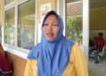 Miyati, orang tua dari siswa yang menjadi korban dugaan keracunan MBG di Desa Balungmulyo, Kecamatan Kragan, Kabupaten Rembang. (Vicky Rio/Lingkarjateng.id)