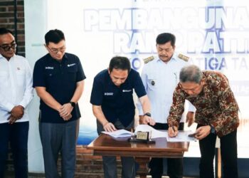 Wali Kota Salatiga Robby Hernawan menyaksikan penandatanganan kontrak kerja proyek Exit Tol Pattimura, Salatiga, Rabu, 1 April 2026. (Dok.Prokompim Setda Salatiga/Lingkarjateng.id)