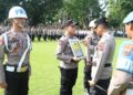 Kapolres Salatiga Ade Papa Rihi menyilang foto Briptu DP dalam proses pemberhentian tidak dengan hormat di Lapangan Bhayangkara Polres Salatiga, Senin, 6 April 2026. (Dok.Humas Polres Salatiga/Lingkarjateng.id)