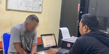 Penyidik Satreskrim Polres Salatiga memeriksa salah satu pelaku kasus dugaan penyalahgunaan BBM bersubsidi di Mapolres, Selasa, 14 April 2026. (Dok.Humas Polres Salatiga/Lingkarjateng.id)
