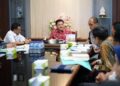 Wali Kota Salatiga Robby Hernawan saat membuka FGD bersama Bappenas yang digelar di ruang kerjanya, Kamis, 16 April 2026. (Dok Prokompim Setda Salatiga/Lingkarjateng.id)