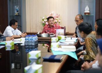 Wali Kota Salatiga Robby Hernawan saat membuka FGD bersama Bappenas yang digelar di ruang kerjanya, Kamis, 16 April 2026. (Dok Prokompim Setda Salatiga/Lingkarjateng.id)