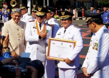 Wakil Menteri Dalam Negeri Bima Arya memberikan penghargaan kota terbaik kepada Wali Kota Salatiga Robby Hernawan di Jakarta, Senin, 27 April 2026. (Dok.Prokompim Setda Salatiga/Lingkarjateng.id)