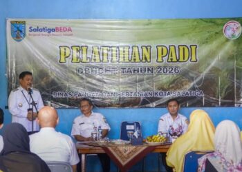 Wali Kota Salatiga Robby Hernawan menyampaikan sambutan pada pelatihan penanaman padi dalam pot di Kampoeng Soesoe, Kelurahan Randuacir, Kecamatan Argomulyo, Kamis, 29 April 2026. (Dok.Prokompim Setda Salatiga/Lingkarjateng.id)