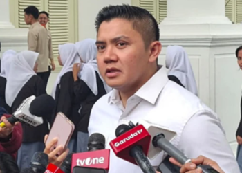 Seskab Teddy saat di Kompleks Istana Kepresidenan, Jakarta Pusat, Selasa (7/4/2026).