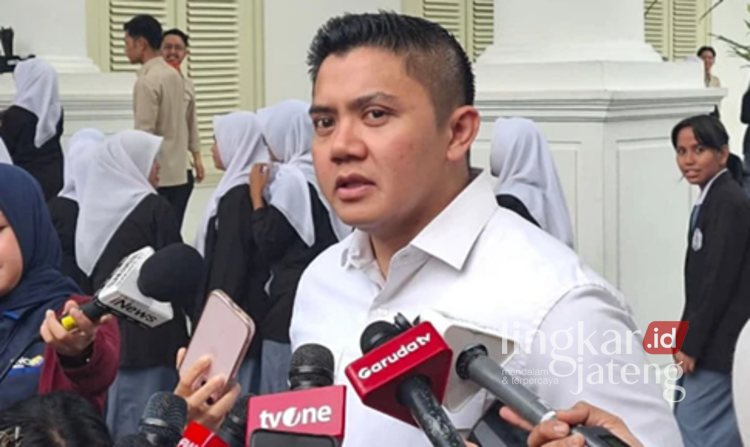 Soal Wacana Menteri hingga Anggota DPR Dipotong Gaji, Seskab Teddy Buka Suara 25 Seskab Teddy saat di Kompleks Istana Kepresidenan, Jakarta Pusat, Selasa (7/4/2026).