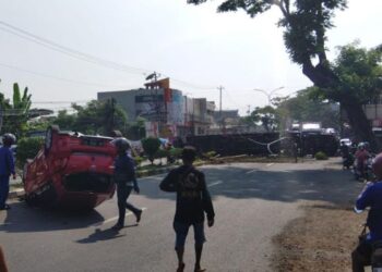 Truk terguling di turunan Silayur Semarang menghantam kendaraan mobil dan motor, pada Jumat, 10  April 2026. (Syahril Muad/Lingkarjateng.id)