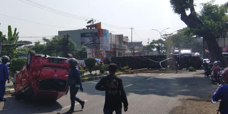 Truk terguling di turunan Silayur Semarang menghantam kendaraan mobil dan motor, pada Jumat, 10  April 2026. (Syahril Muad/Lingkarjateng.id)
