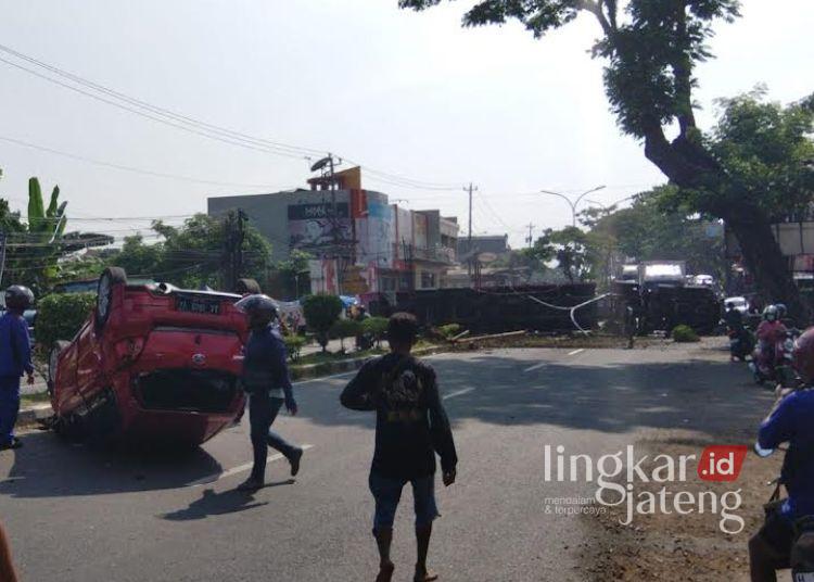 Terjadi Lagi di Turunan Silayur Semarang, Truk Trailer Hantam Mobil dan Motor 25 Truk terguling di turunan Silayur Semarang menghantam kendaraan mobil dan motor, pada Jumat, 10 April 2026. (Syahril Muad/Lingkarjateng.id)