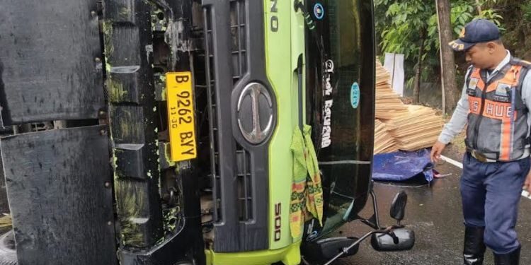 Petugas mengevakuasi truk yang terguling di Tanjakan Silayur, Kecamatan Ngaliyan, Kota Semarang, pada Rabu, 22 April 2026. (Dok. Pribadi/Lingkarjateng.id)