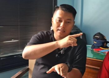 Sekretaris Dinas Pemadam Kebakaran Kota Semarang Ade Bhakti saat diwawancarai awak media, Jumat, 24 April 2026. (Syahril Muadz/Lingkarjateng.id)