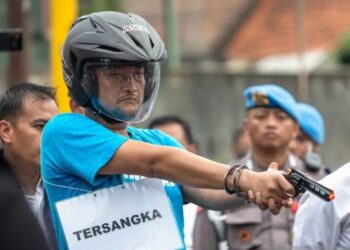 Mantan anggota Polrestabes Semarang, Robig Zaenudin saat reka adegan penembakan seorang siswa SMKN 4 Semarang hingga tewas. (Antara)