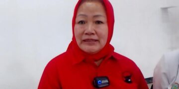 Anggota Komisi D DPRD Pati Suhartini saat diwawancara di mengikuti kegiatan cek kesehatan dan dapur gratis DPC PDI Perjuangan Pati, Jumat 10 April 2026. (Lingkarjateng.id)