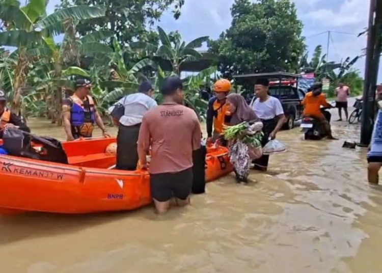 Tim BPBD Demak bersama relawan melakukan evakuasi warga yang terdampak banjir akibat meluapnya dan jebolnya tanggul Sungai Tuntang, Jumat (3/4/2026). Foto : BPBD Demak for Lingkar