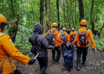 Tim SAR gabungan saat berada di Gunung Ungaran.