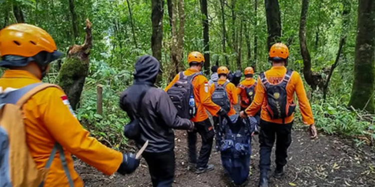 Tim SAR gabungan saat berada di Gunung Ungaran.