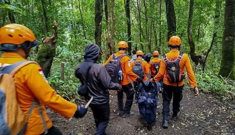 Tim SAR gabungan saat berada di Gunung Ungaran.
