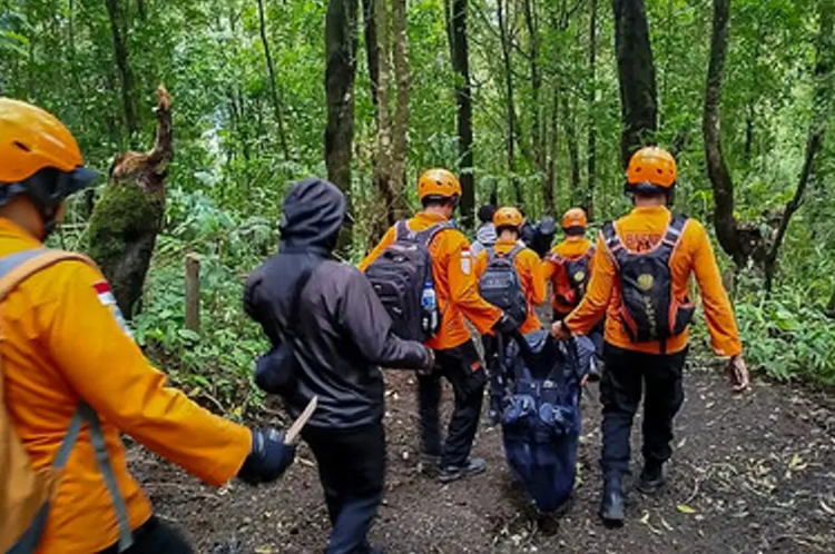 Tim SAR gabungan saat berada di Gunung Ungaran.