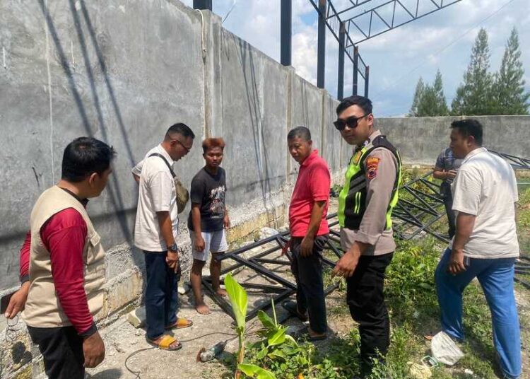 Diduga Tersengat Aliran Listrik, Pemuda Grobogan Tewas di Proyek KDMP 25 Petugas Kepolisian saat melakukan olah TKP. Foto : Dok.Polres Grobogan/ Lingkar
