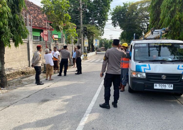 Petugas melakukan olah TKP di SMP Negeri 3 Purwodadi, Kabupaten Grobogan, Sabtu (9/5/2026). Foto : Dok.Polsek Purwodadi/Lingkar