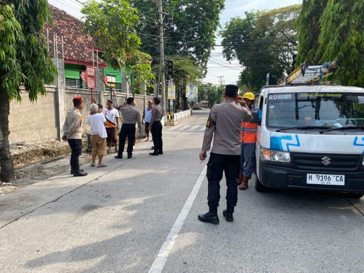Tersengat Listrik Tegangan Tinggi, Pekerja Bangunan di Purwodadi Alami Luka Bakar Serius 25 Petugas melakukan olah TKP di SMP Negeri 3 Purwodadi, Kabupaten Grobogan, Sabtu (9/5/2026). Foto : Dok.Polsek Purwodadi/Lingkar