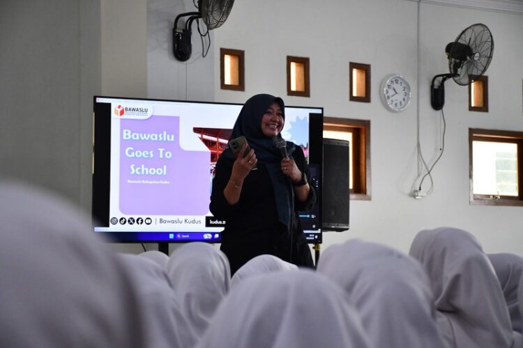 Salah satu pemateri saat menyampaikan materi pada kegiatan Bawaslu Goes To School,  kepada siswa kelas XI dan XII di MA NU Muallimat Kudus, Selasa (12/5). Foto: Dok.Bawaslu Kudus/ Lingkar