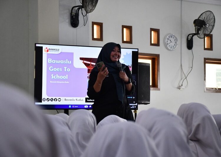 Salah satu pemateri saat menyampaikan materi pada kegiatan Bawaslu Goes To School, kepada siswa kelas XI dan XII di MA NU Muallimat Kudus, Selasa (12/5). Foto: Dok.Bawaslu Kudus/ Lingkar