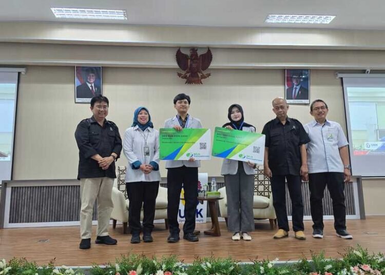 Ratusan Mahasiswa UMK Dapat Perlindungan BPJS Ketenagakerjaan 25 Penyerahan kartu kepesertaan secara simbolis saat penerjunan mahasiswa Program Pendampingan Kewirausahaan UMK. Foto: Ahmad Abror/Lingkar