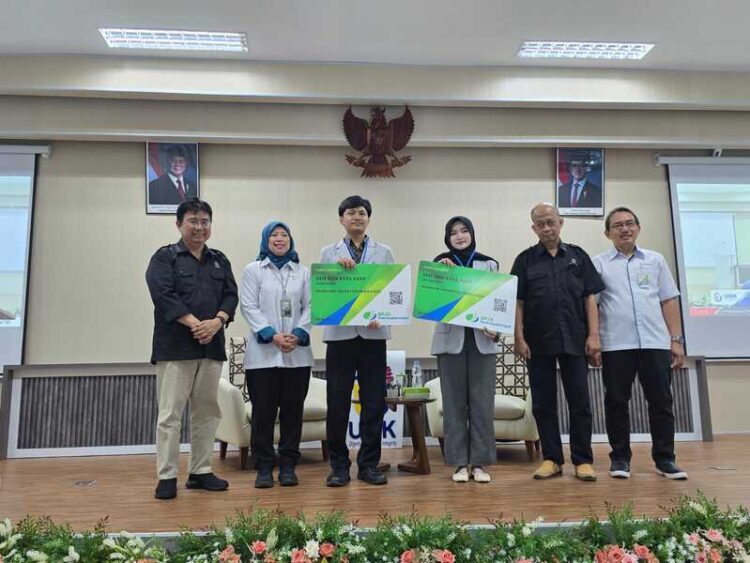Penyerahan kartu kepesertaan secara simbolis saat penerjunan mahasiswa Program Pendampingan Kewirausahaan UMK. Foto: Ahmad Abror/Lingkar