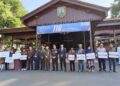 Harkitnas 2026 : Momen Pemkab Kudus Perkuat Perlindungan bagi Pekerja Rentan 35 Bupati Kudus Sam'ani Inkatoris memberikan bantuan di Pendapa Kabupaten Kudus, Rabu (20/5). Foto: Ahmad Abror/Lingkar