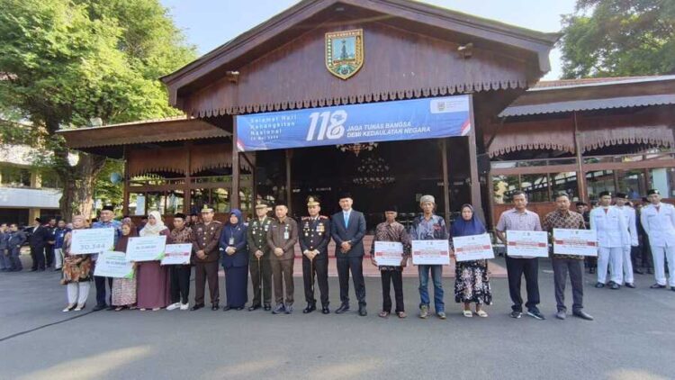 Harkitnas 2026 : Momen Pemkab Kudus Perkuat Perlindungan bagi Pekerja Rentan 25 Bupati Kudus Sam'ani Inkatoris memberikan bantuan di Pendapa Kabupaten Kudus, Rabu (20/5). Foto: Ahmad Abror/Lingkar