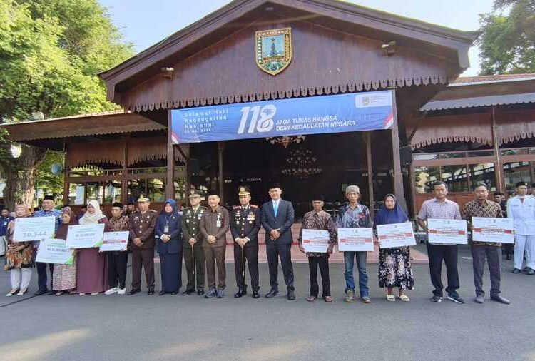Harkitnas 2026 : Momen Pemkab Kudus Perkuat Perlindungan bagi Pekerja Rentan 25 Bupati Kudus Sam'ani Inkatoris memberikan bantuan di Pendapa Kabupaten Kudus, Rabu (20/5). Foto: Ahmad Abror/Lingkar
