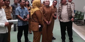 286 Desa / Kelurahan di Kendal Bakal Jadi Fokus Penataan Kawasan Kumuh Bertahap 16 Wamen PKP, Fahri Hamzah saat kunjungan kerja di Kendal, Senin (18/5). Foto : Anik Kustiani/Lingkar
