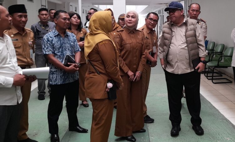 286 Desa / Kelurahan di Kendal Bakal Jadi Fokus Penataan Kawasan Kumuh Bertahap 25 Wamen PKP, Fahri Hamzah saat kunjungan kerja di Kendal, Senin (18/5). Foto : Anik Kustiani/Lingkar