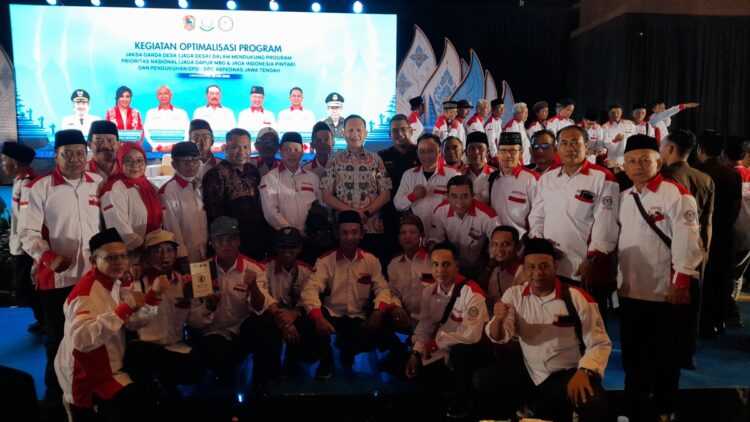 Wabup Kendal Benny Karnadi: Peran Penting BPD Sebagai Parlemen Desa 25 Wakil Bupati Kendal, Benny Karnadi bersama Kepala Dispermasdes Yanuar Fatoni saat menghadiri Pengukuhan DPD dan DPC ABPEDNAS Jawa Tengah di Karanganyar, Jumat (29/5). Foto : Anik Kustiani/Lingkar