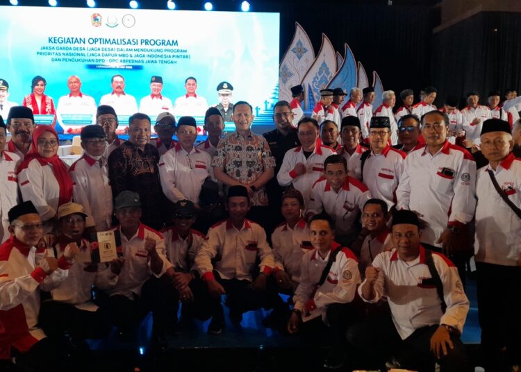 Wabup Kendal Benny Karnadi: Peran Penting BPD Sebagai Parlemen Desa 25 Wakil Bupati Kendal, Benny Karnadi bersama Kepala Dispermasdes Yanuar Fatoni saat menghadiri Pengukuhan DPD dan DPC ABPEDNAS Jawa Tengah di Karanganyar, Jumat (29/5). Foto : Anik Kustiani/Lingkar