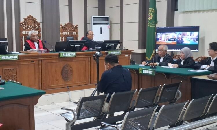 Tidak Terbukti Bersalah, Eks Kepala Bank BJB Divonis Bebas dalam Kasus Korupsi Sritex 25 Eks Kepala Divisi Korporasi dan Komersial Bank BJB, Dicky Syahbandinata dinyatakan bebas dalam perkara dugaan korupsi pemberian kredit kepada PT Sri Rejeki Isman Tbk atau Sritex. Foto : Rizky/Lingkar