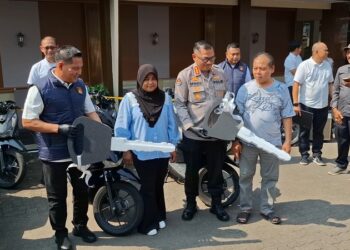 Direktorat Reserse Kriminal Khusus (Ditreskrimsus) Polda Jawa Tengah menyerahkan motor secara simbolis kepada para korban pencurian motor, Rabu (13/5). Foto: Rizky/Lingkar