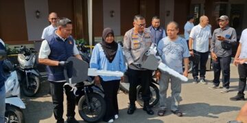 Polda Jateng Serahkan Motor Barang Bukti Kepada Korban Pencurian 16 Direktorat Reserse Kriminal Khusus (Ditreskrimsus) Polda Jawa Tengah menyerahkan motor secara simbolis kepada para korban pencurian motor, Rabu (13/5). Foto: Rizky/Lingkar