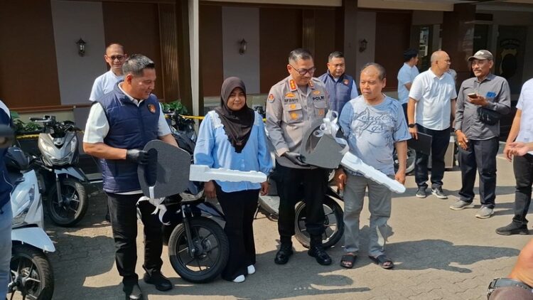 Direktorat Reserse Kriminal Khusus (Ditreskrimsus) Polda Jawa Tengah menyerahkan motor secara simbolis kepada para korban pencurian motor, Rabu (13/5). Foto: Rizky/Lingkar